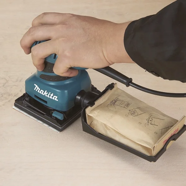 Utilizzo Levigatrice orbitale 200W Makita BO4555