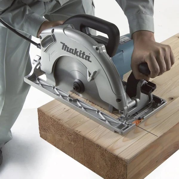 Utilizzo Sega circolare 2100w Makita 5104S mm. 270