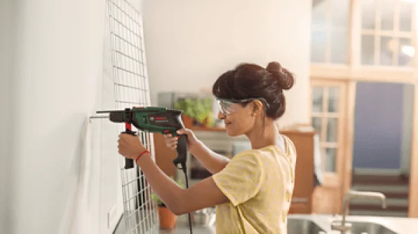 Bosch hobby universalimpact 700 trapano avvitatore a percussione 700 w con set accessori 15 pz. 060313100f - dettaglio 3