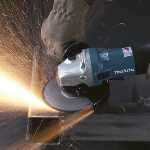 Utilizzo Smerigliatrice Angolare Makita GA6040CF