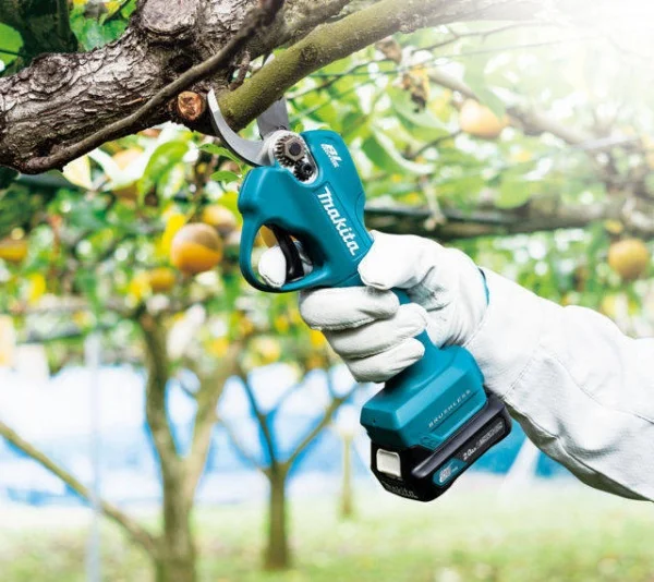 Makita up100dsmj cesoie per potatura brushless cxt 12 v con due batterie - dettaglio 6