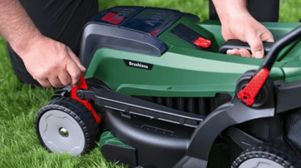 Bosch hobby universal rotak 2x18v-37-550 tagliaerba brushless 37 cm a batteria 36 v 06008b9e00 - dettaglio 7