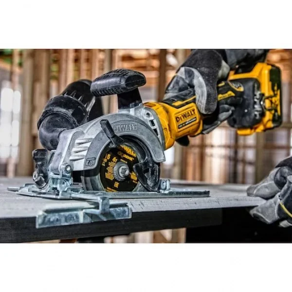 Dewalt dcs571p2-qw sega circolare compatta brushless 18 v con due batterie - dettaglio 3