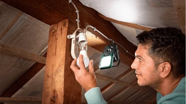 Bosch hobby easyspotlight 18v-400 luce led 400 lumen 18 v senza batteria 06039a1200 - dettaglio 4