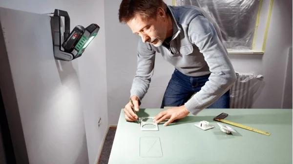 Bosch hobby universalworklight 18v-2100 lampada da lavoro led 18v senza batteria 06039a1300 - dettaglio 4