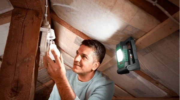 Bosch hobby universalworklight 18v-2100 lampada da lavoro led 18v senza batteria 06039a1300 - dettaglio 5