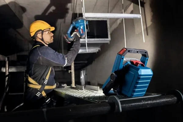Bosch faro da cantiere 3000 lumen senza batterie gli18v-3000 pro cod. 06014a8100 - dettaglio 3