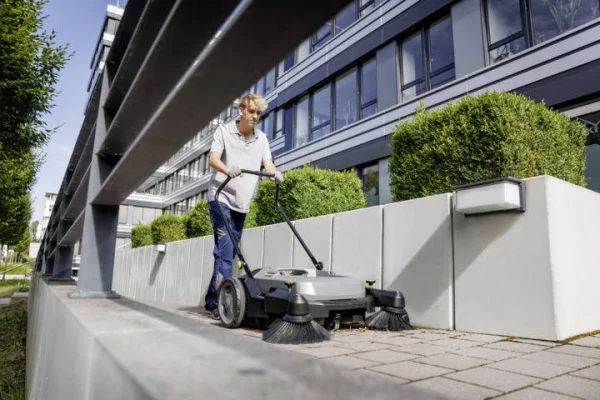 Karcher spazzatrice manuale con 2 spazzole laterali km 70/20 c 2sb cod. 1.517-131.0 - dettaglio 2